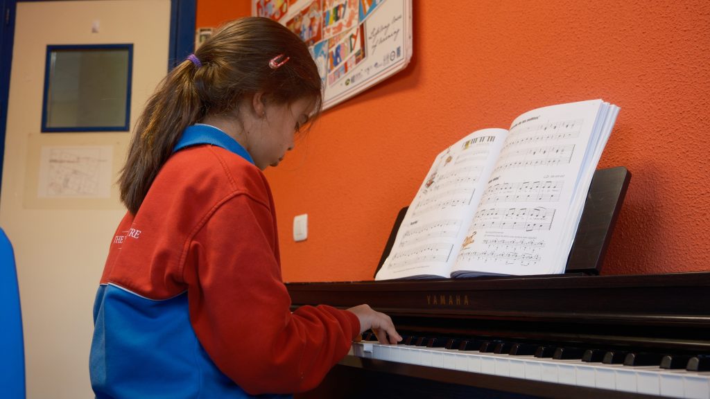 girl-piano
