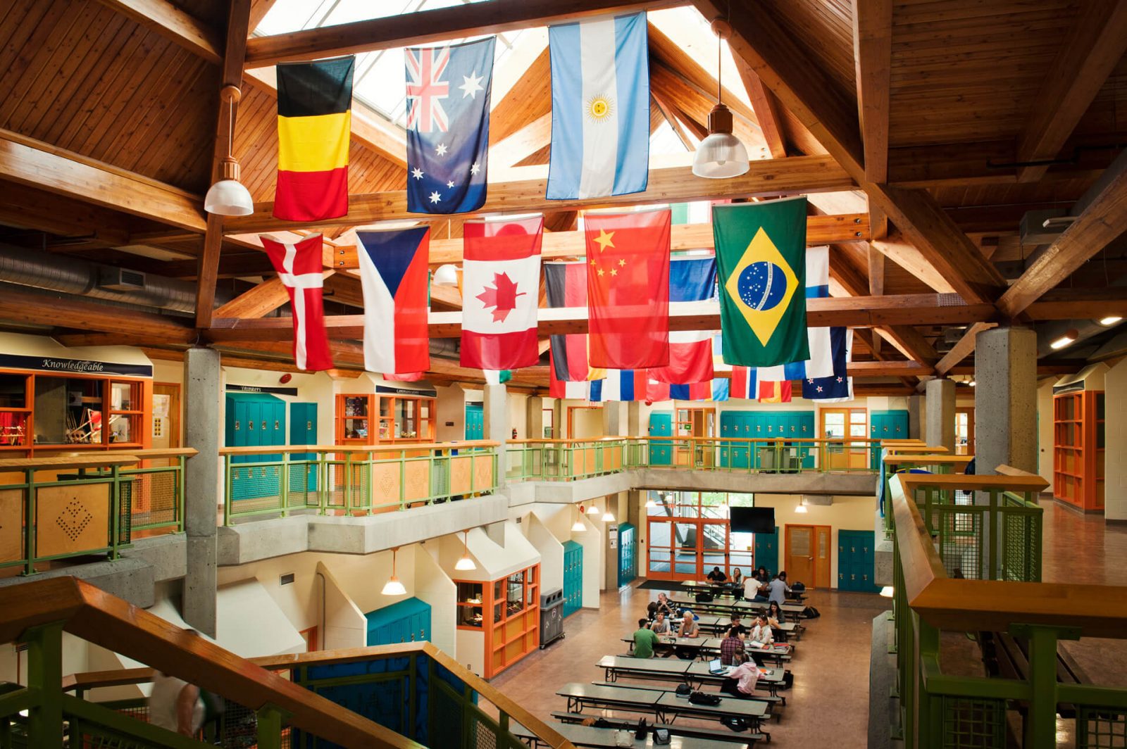 programa colegio publico familia canada Rockridge Secondary interior with flags
