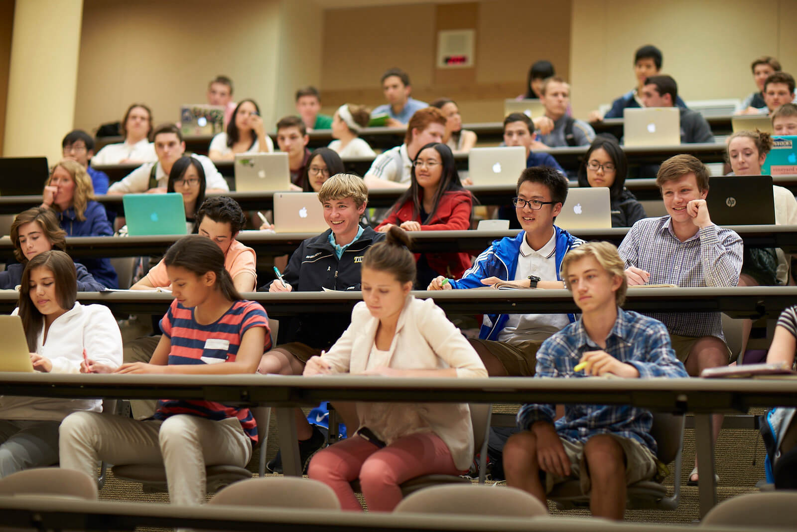 programa colegio publico familia J1 USA bachillerato clases Lecture Hall