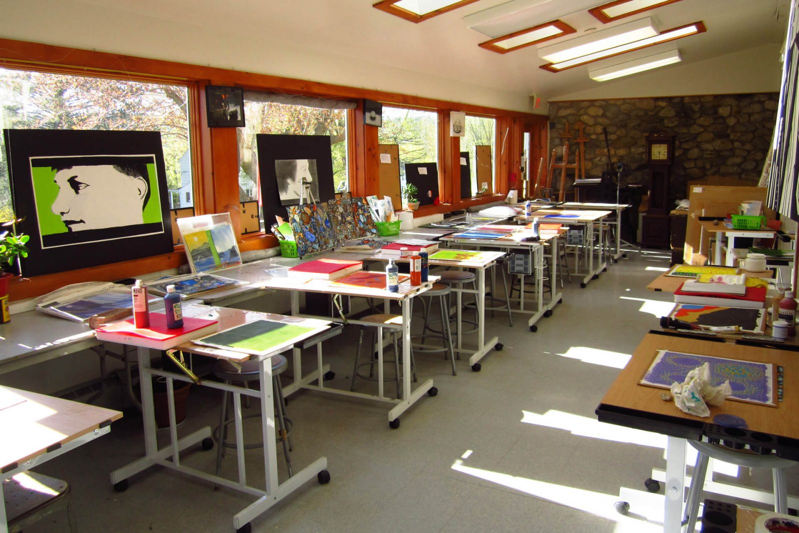 programa colegio privado familia USA bachillerato F1 clases arte taller Connecticut