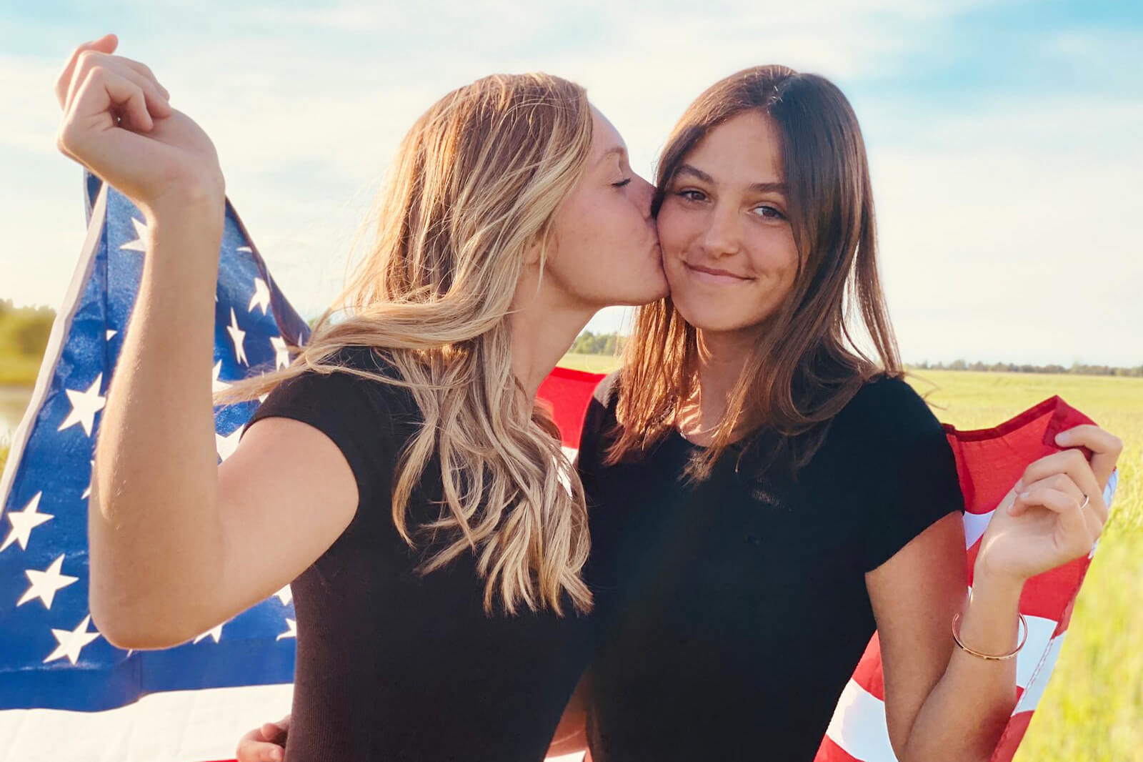 programa colegio privado familia USA bachillerato F1 estudiantes amigas bandera americana