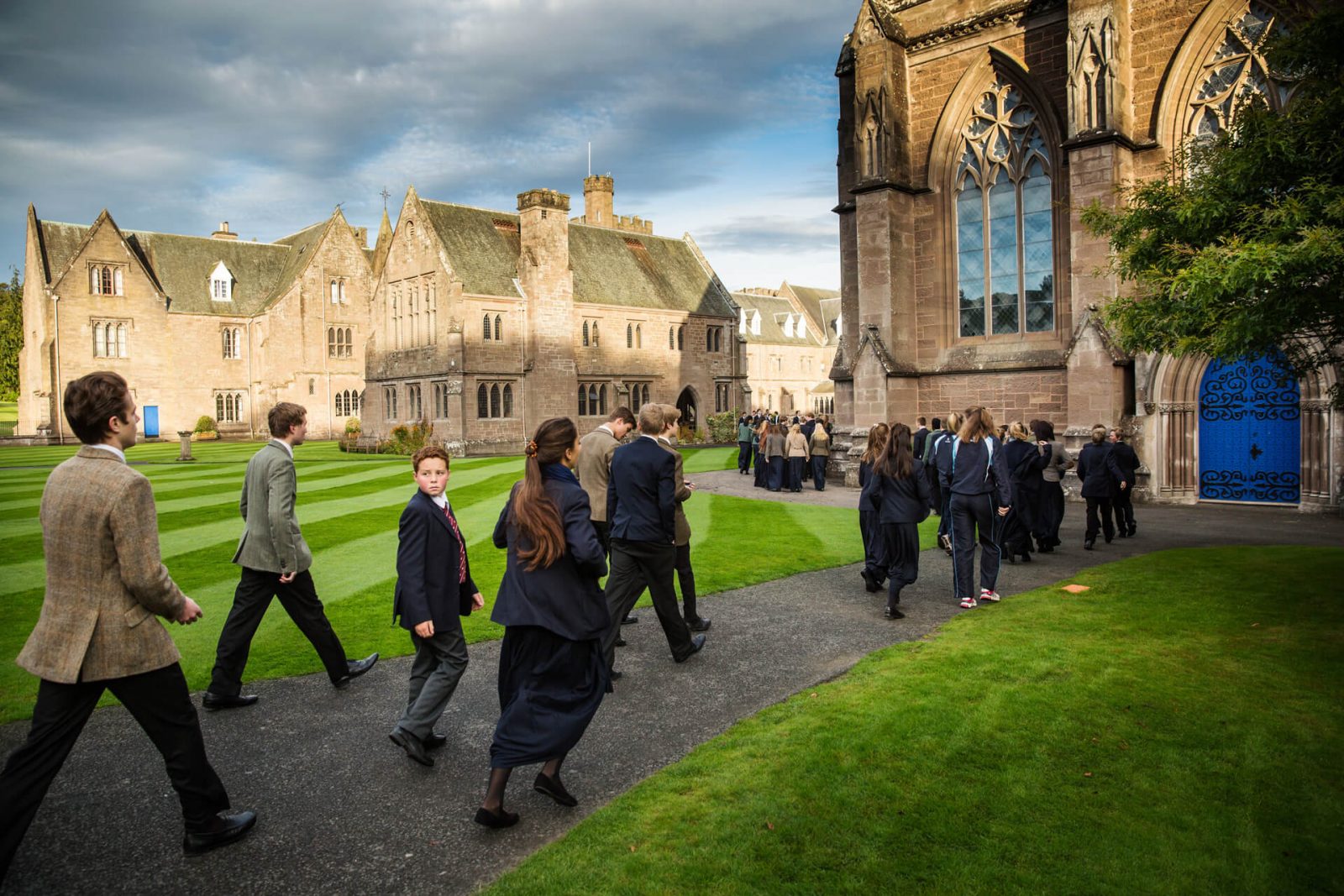 programa internado reino unido estilo de vida amistades campus Glenalmond Pupils in front quad