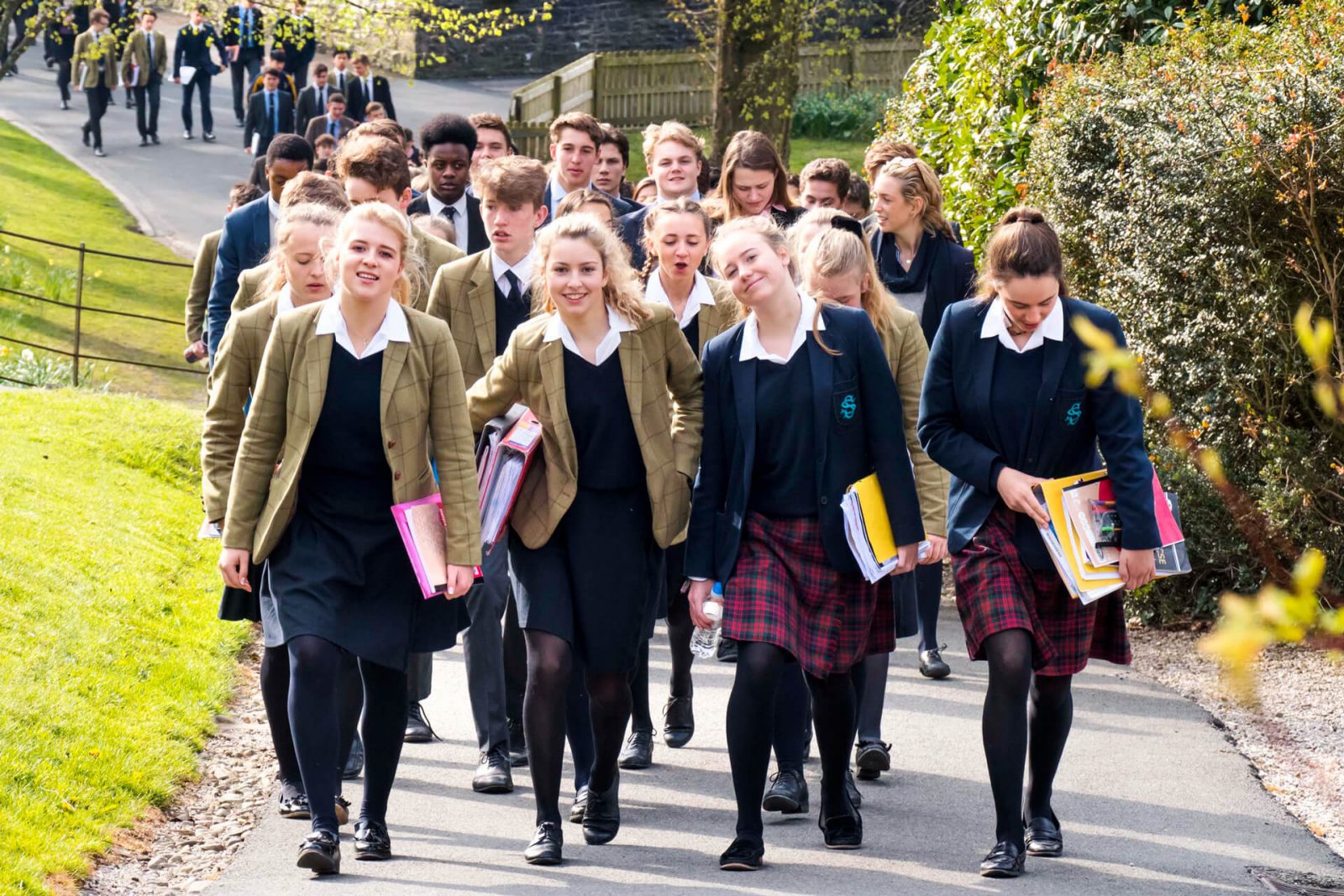 programa internado reino unido estilo de vida amistades paseo a clase Sedbergh morning commute girls